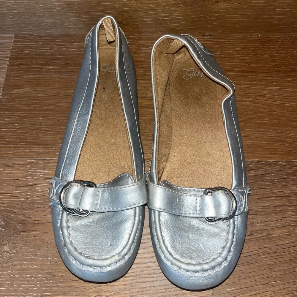 GAP Kids Silver Loafers buckle 1 girls